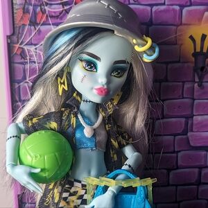 Monster High ~ Scare-adise Island feat. Frankie Stein
